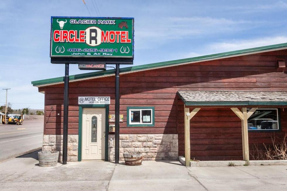 hotels near glacier national park's east entrance: Circle R Motel