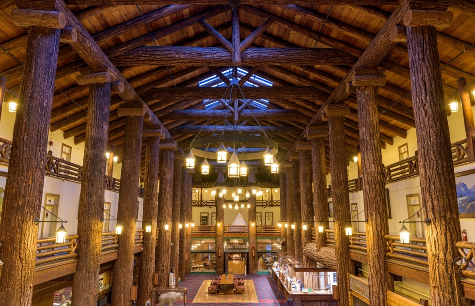 hotels near glacier national park's east entrance: Glacier Park Lodge