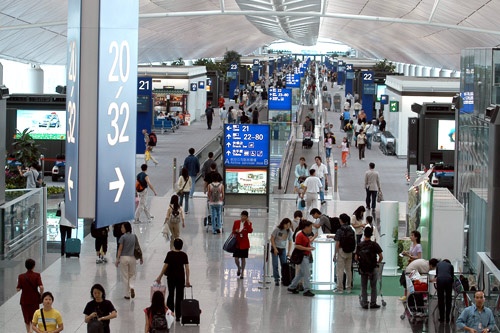 Central Concourse at Hong Kong International Airport. Photo courtesy Hong Kong International Airport.